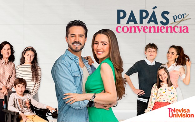 The cast of Papas por Conveniencia poses for photos. 